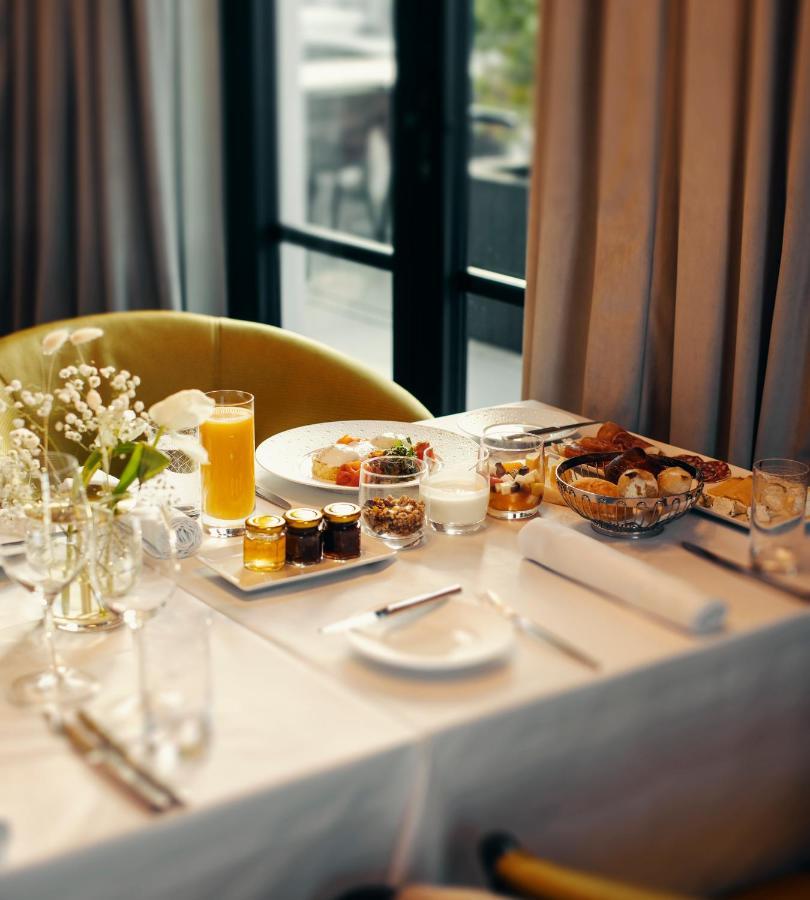 Monograph Freedom Square Hotel Tbilisi Exterior foto A breakfast table
