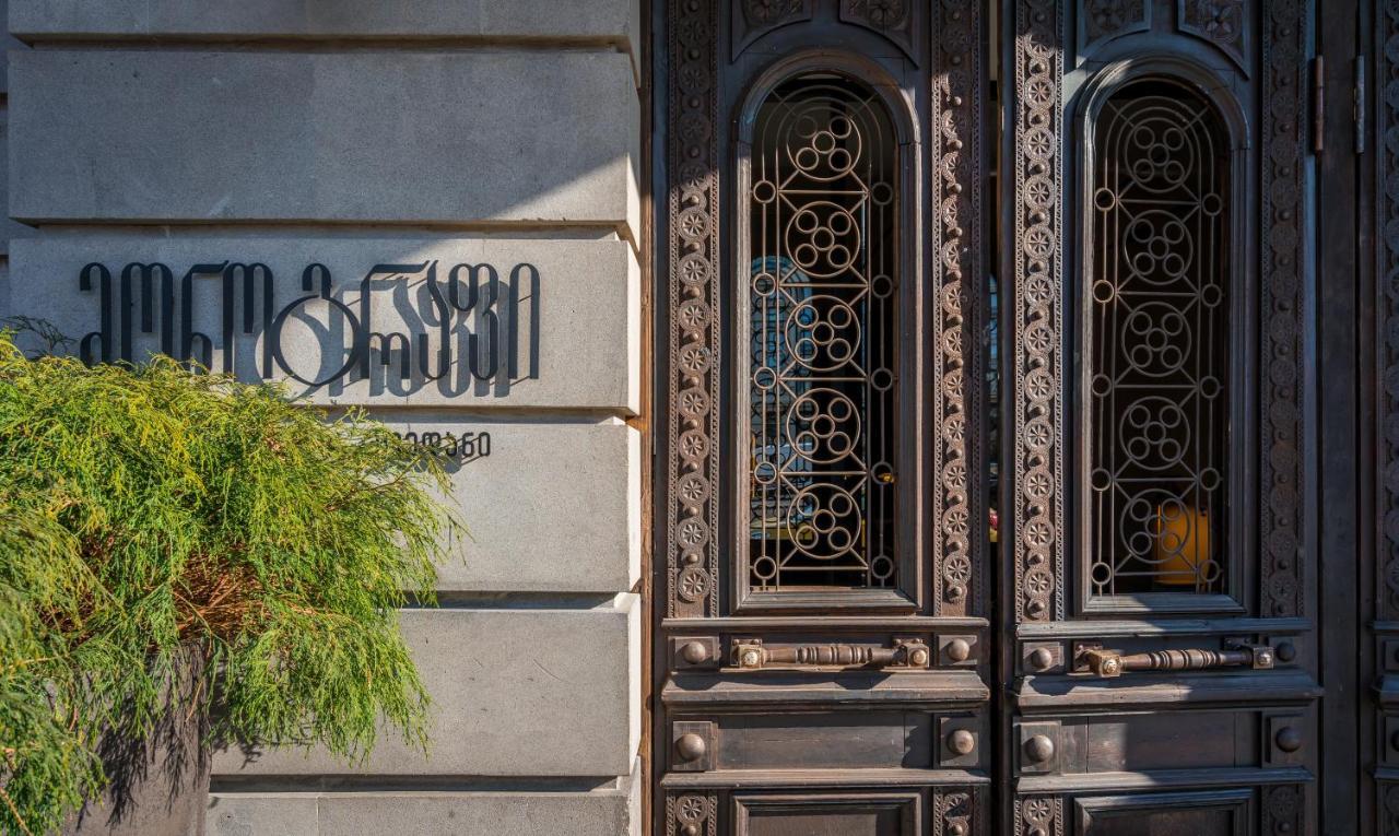Monograph Freedom Square Hotel Tbilisi Exterior foto The gate of the house