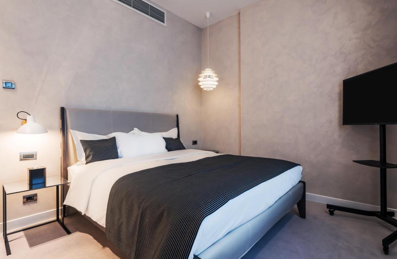 Monograph Freedom Square Hotel Tbilisi Exterior foto A bedroom at the hotel