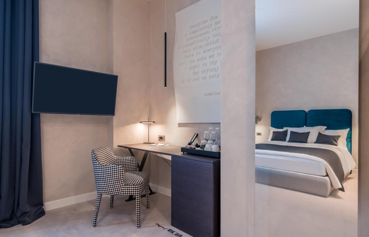Monograph Freedom Square Hotel Tbilisi Exterior foto A room at the hotel