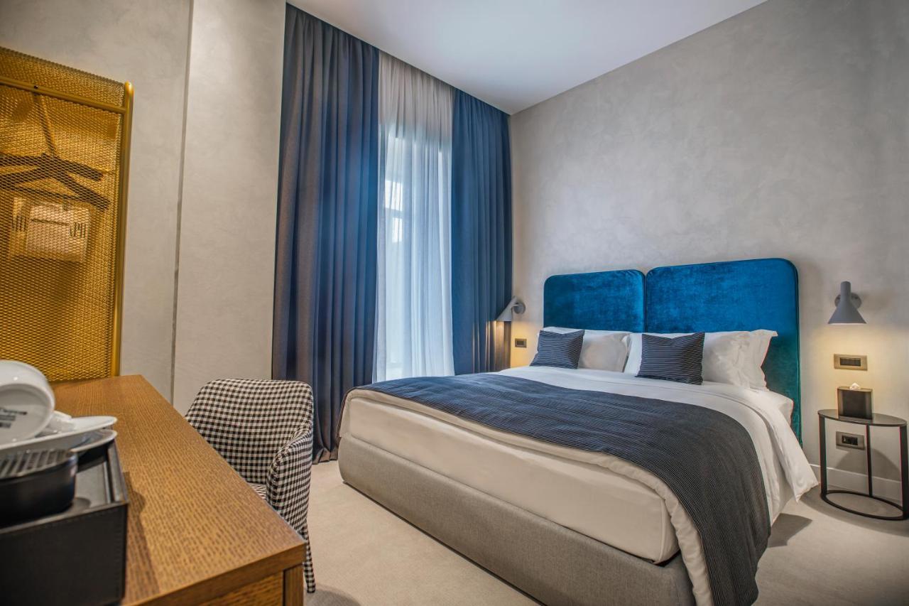 Monograph Freedom Square Hotel Tbilisi Exterior foto A bedroom at the hotel