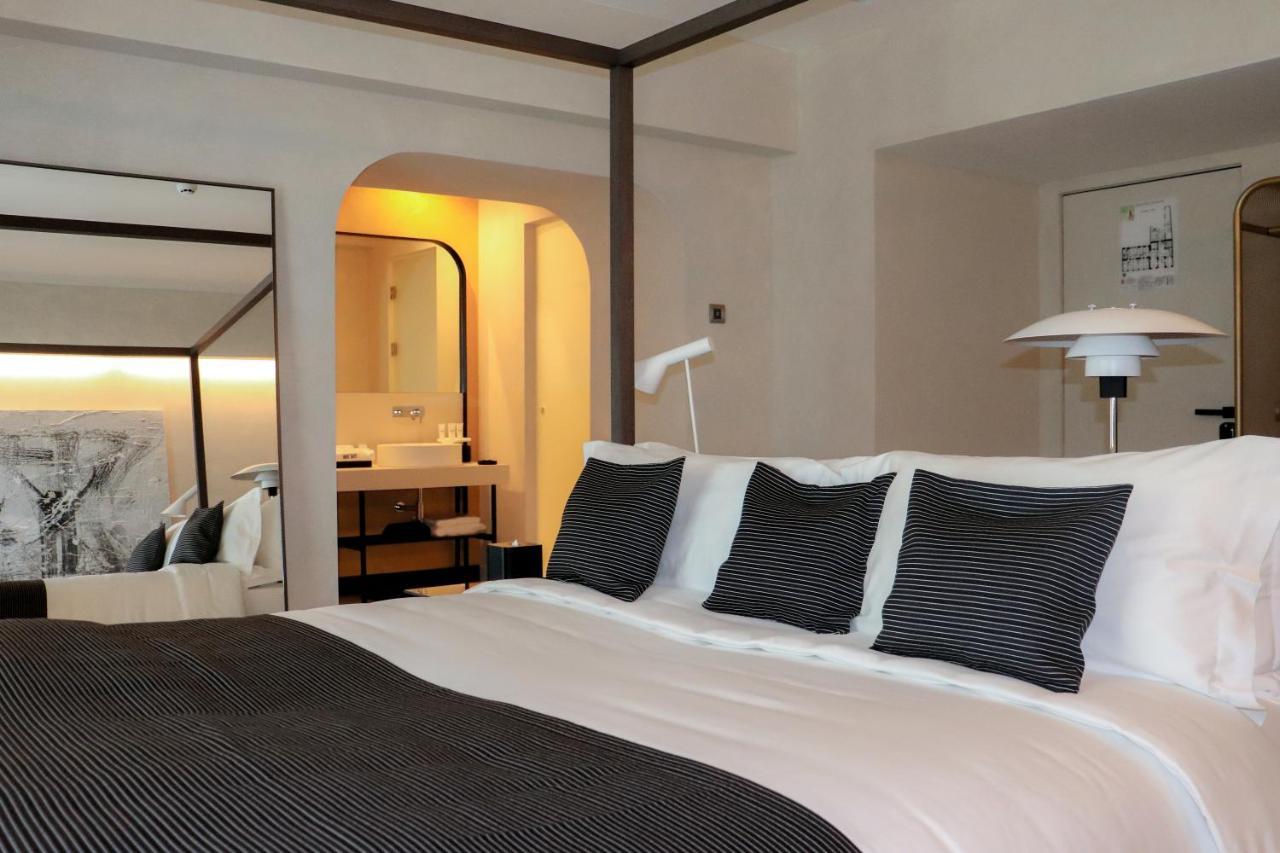 Monograph Freedom Square Hotel Tbilisi Exterior foto A room at the hotel