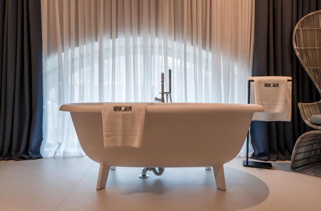 Monograph Freedom Square Hotel Tbilisi Exterior foto A freestanding bathtub
