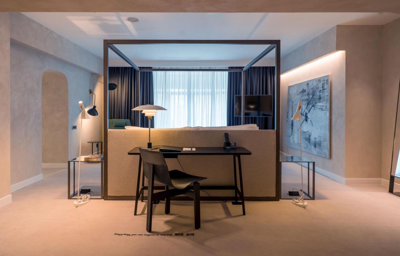 Monograph Freedom Square Hotel Tbilisi Exterior foto A room at the hotel