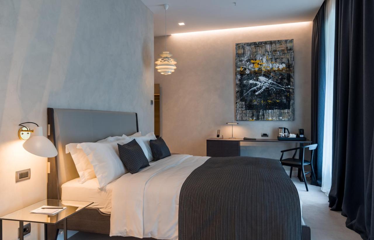 Monograph Freedom Square Hotel Tbilisi Exterior foto A room at the hotel