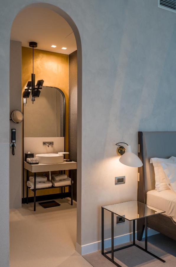 Monograph Freedom Square Hotel Tbilisi Exterior foto A room at the hotel