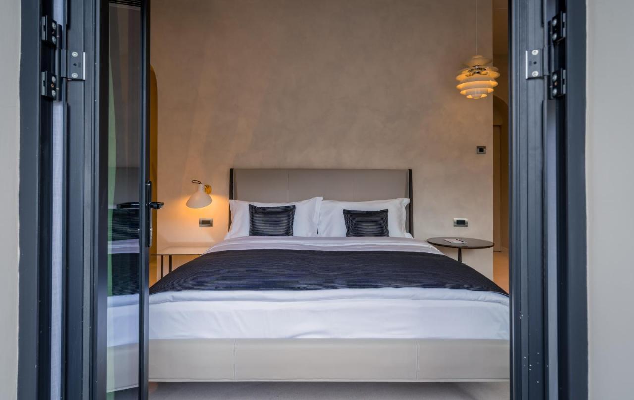 Monograph Freedom Square Hotel Tbilisi Exterior foto A bedroom at the hotel