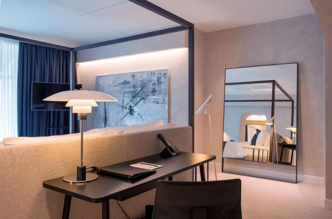 Monograph Freedom Square Hotel Tbilisi Exterior foto A room at the hotel