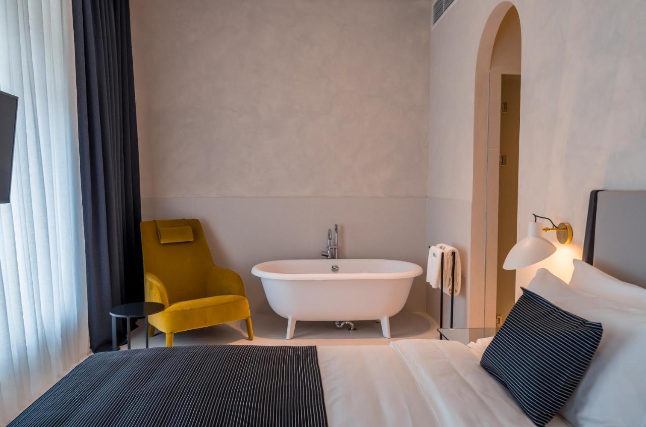 Monograph Freedom Square Hotel Tbilisi Exterior foto A room at the hotel