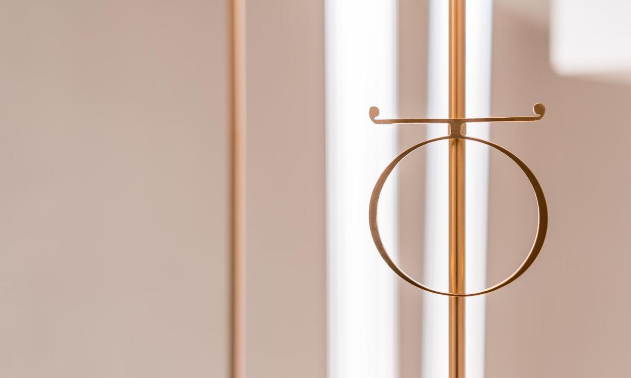 Monograph Freedom Square Hotel Tbilisi Exterior foto Detail of the door handle